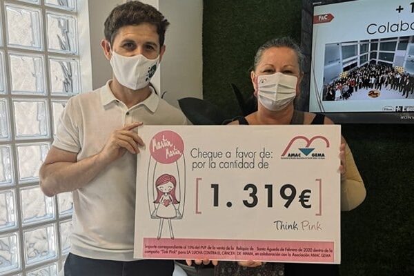 entrega del cheque a favor de AMAC GEMA 2020